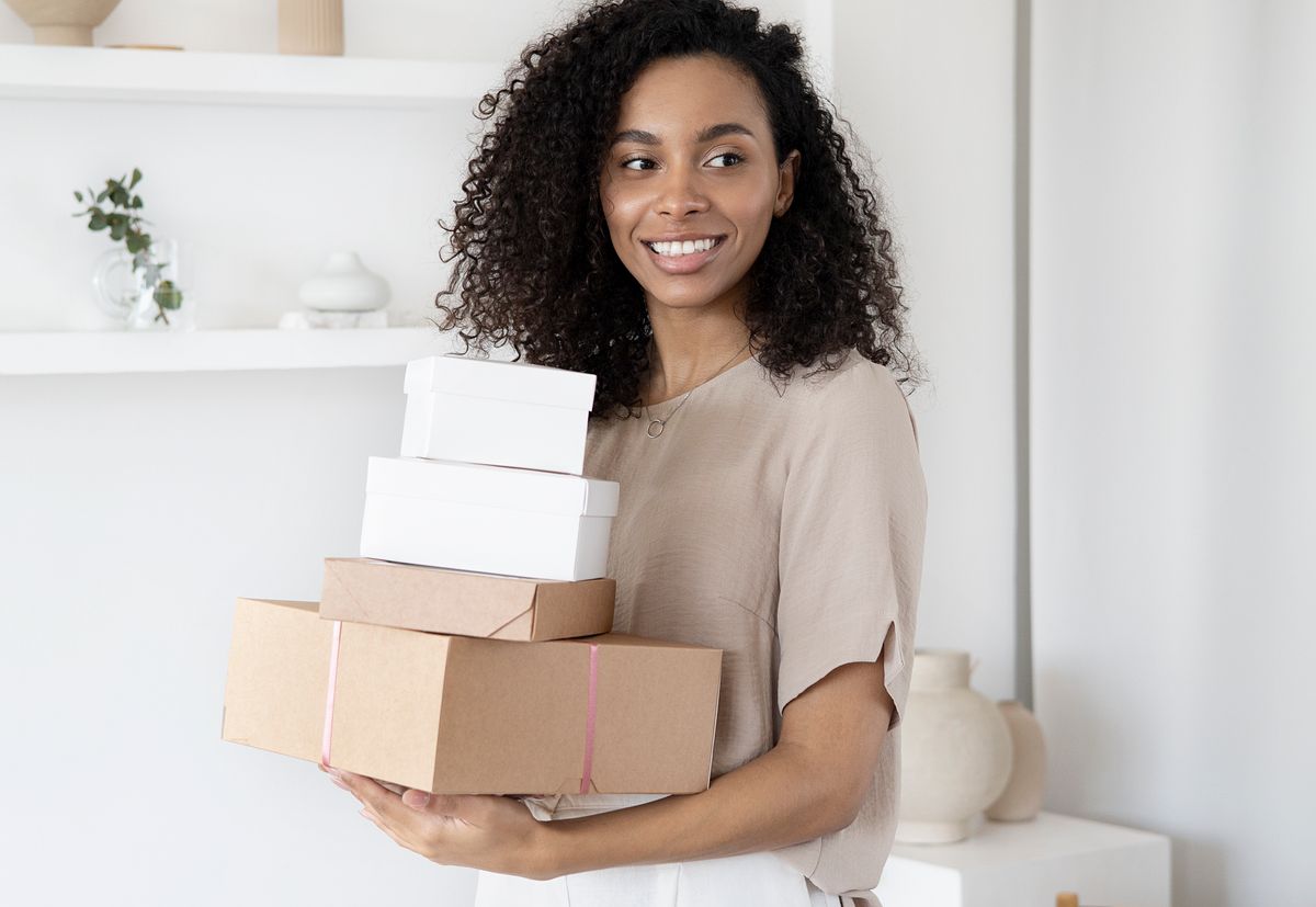 Vendeuse préparant les commandes de sa boutique en ligne BoostShop